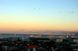 朝日に照らされる釧路港